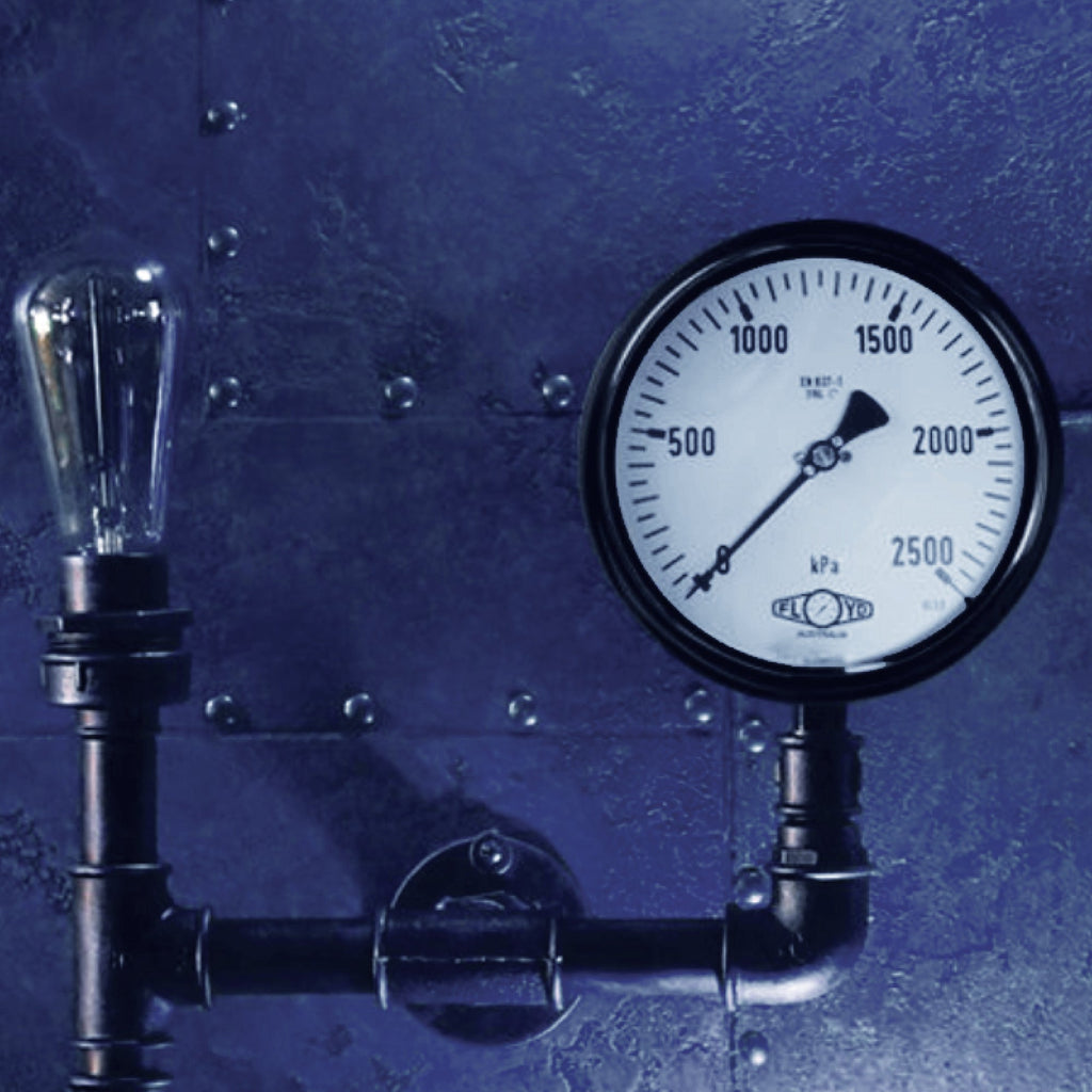 Floyd industrial pressure gauge mounted on black pipe – mechanical dial gauge measuring up to 2500 kPa for steam, HVAC, and process control systems